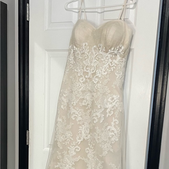 Size 4 woman’s wedding dress - Picture 2 of 4
